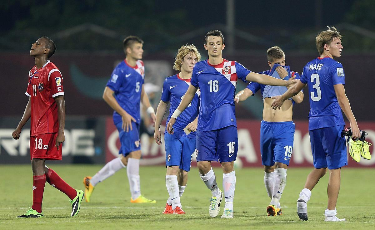 爱游戏app-边锋飞驰奔跑，为球队创造得分机会