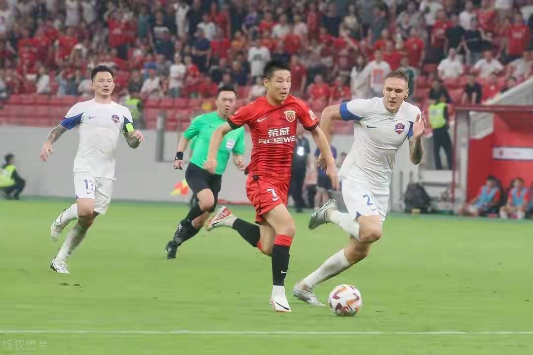 边锋飞驰奔跑，为球队创造得分机会