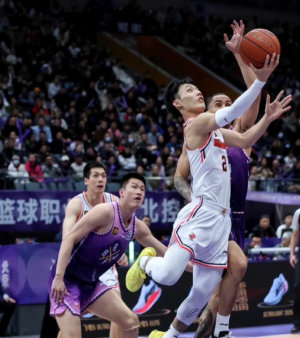 爱游戏登录入口-包含篮球比赛再现悬念逆转，球迷欢呼不已的词条