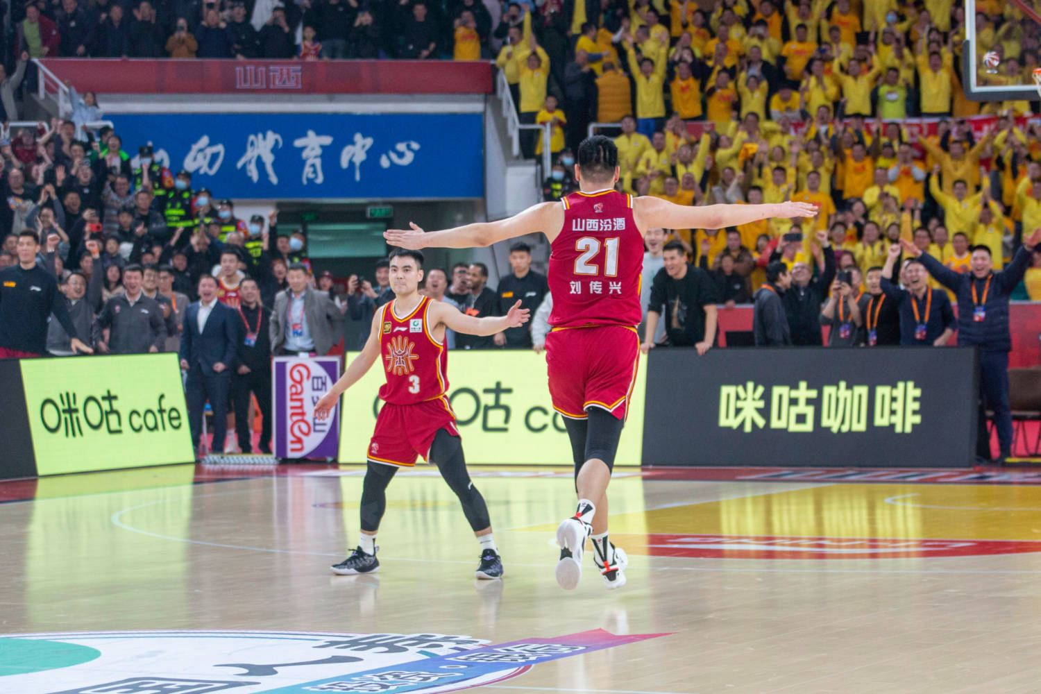 爱游戏在线-精彩篮球对决：火药味十足的比赛现场的简单介绍