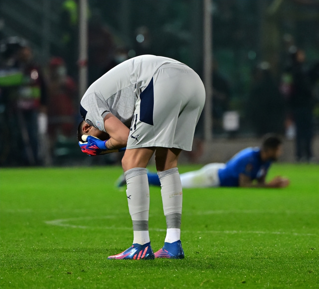 马来西亚球队惨遭淘汰，球迷扼腕叹息的简单介绍