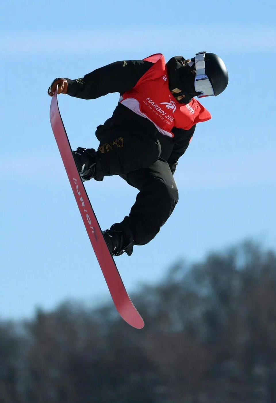 滑雪选手风雨彩虹夺得第一名