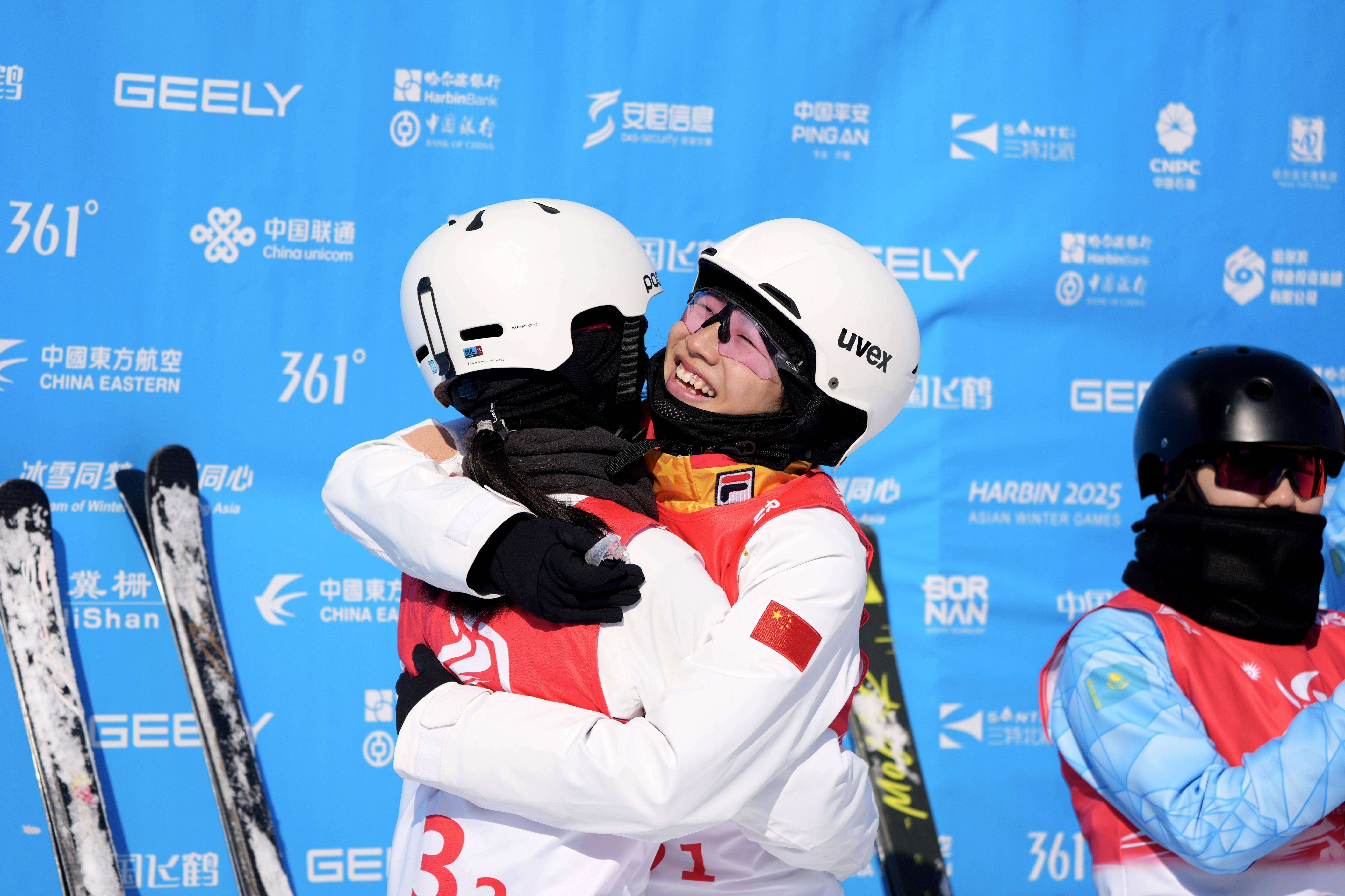 滑雪选手风雨彩虹夺得第一名