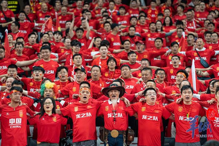 爱游戏登录入口-比赛中球员们展现出色技艺，观众喝彩