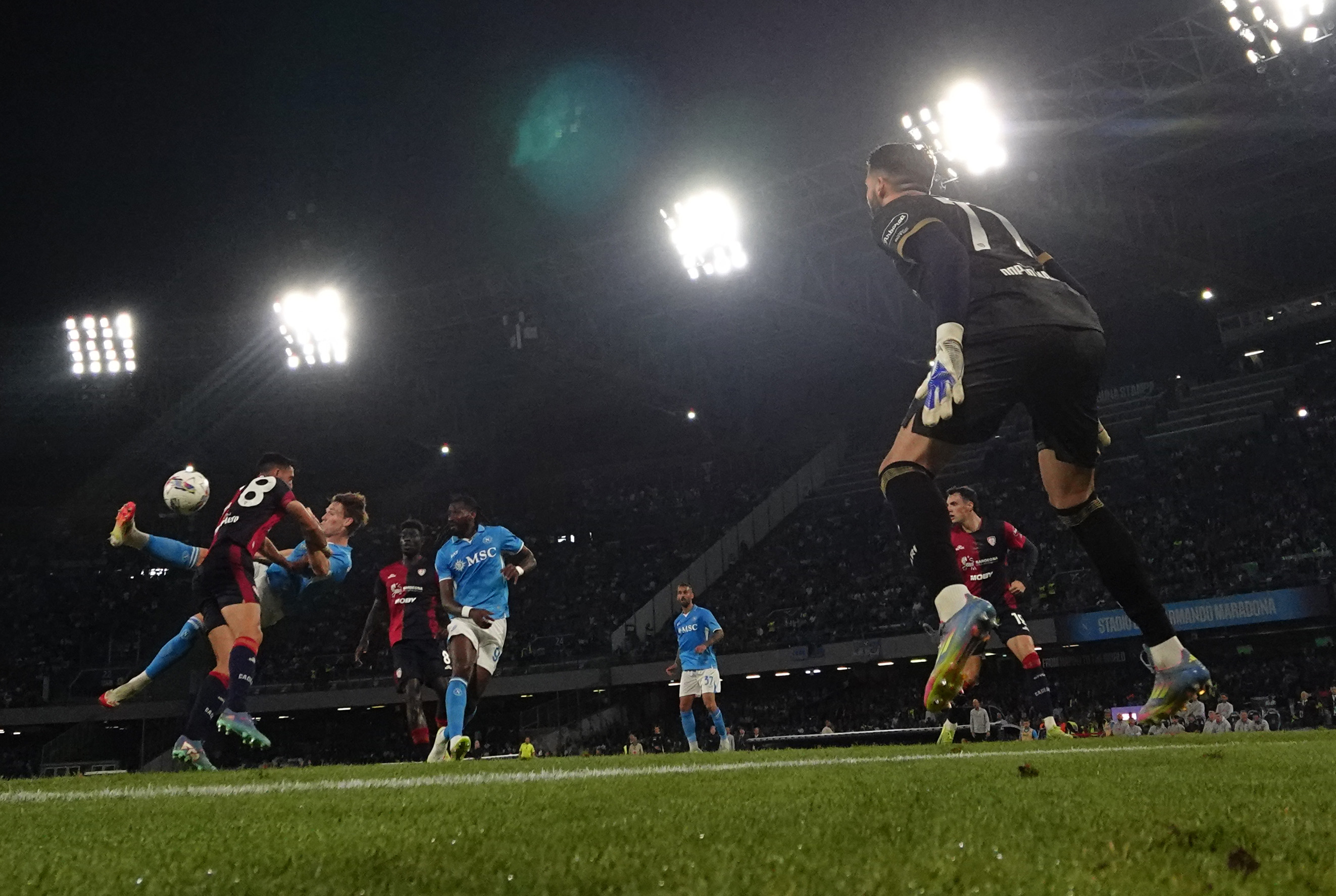 爱游戏app-那不勒斯主场大胜，逐步加强比赛实力