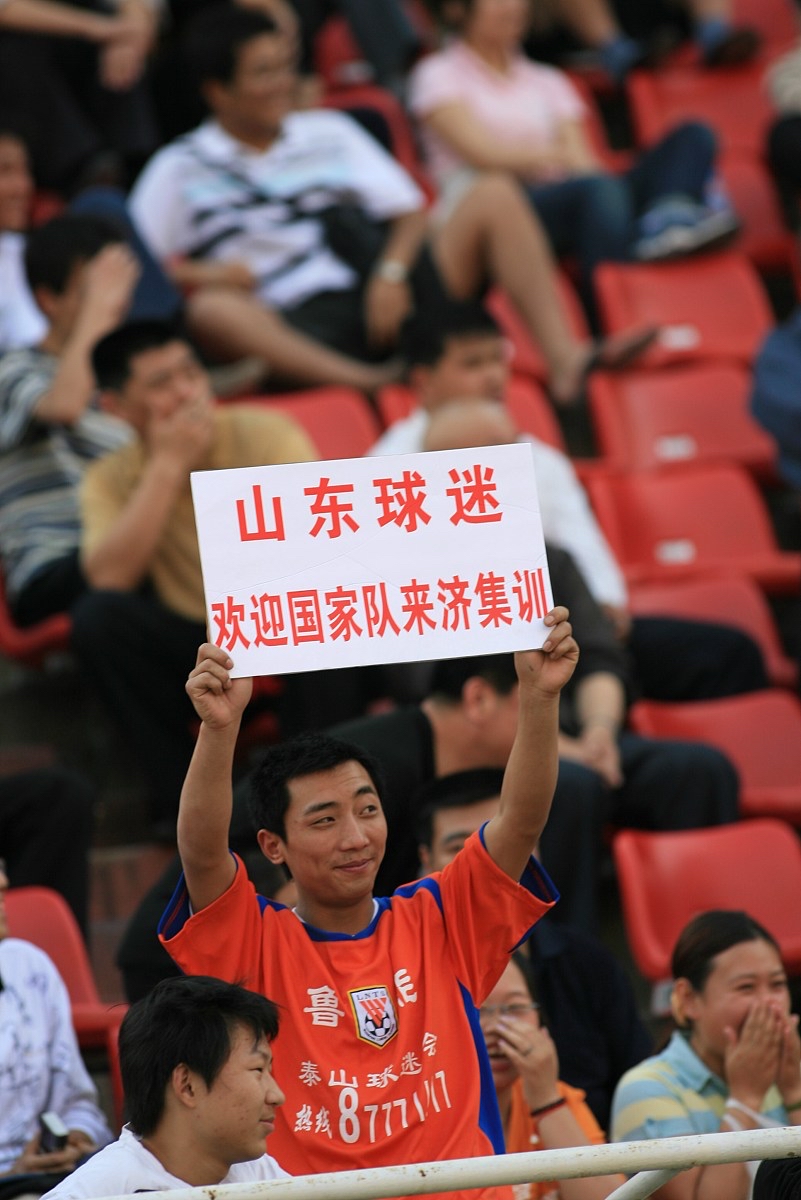 激烈对抗引发赛场上一片火热氛围的简单介绍