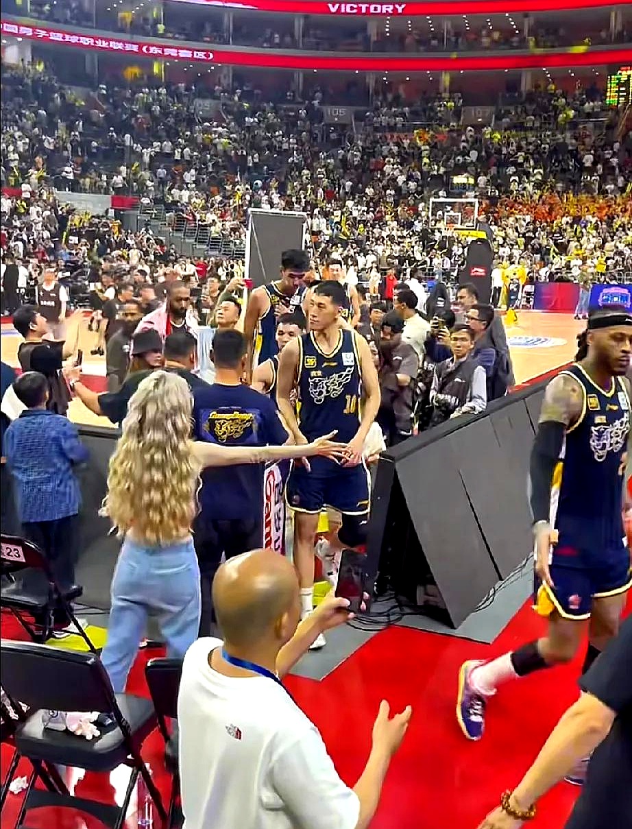 球队比赛中展现出色技术，为观众带来精彩