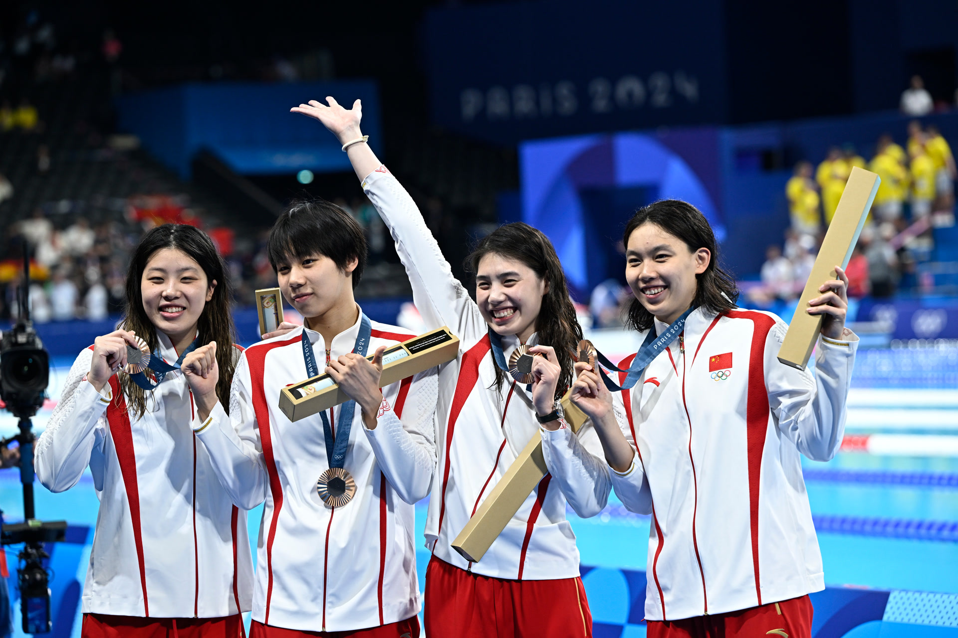 中国选手在游泳比赛中展现实力，夺得两枚金牌