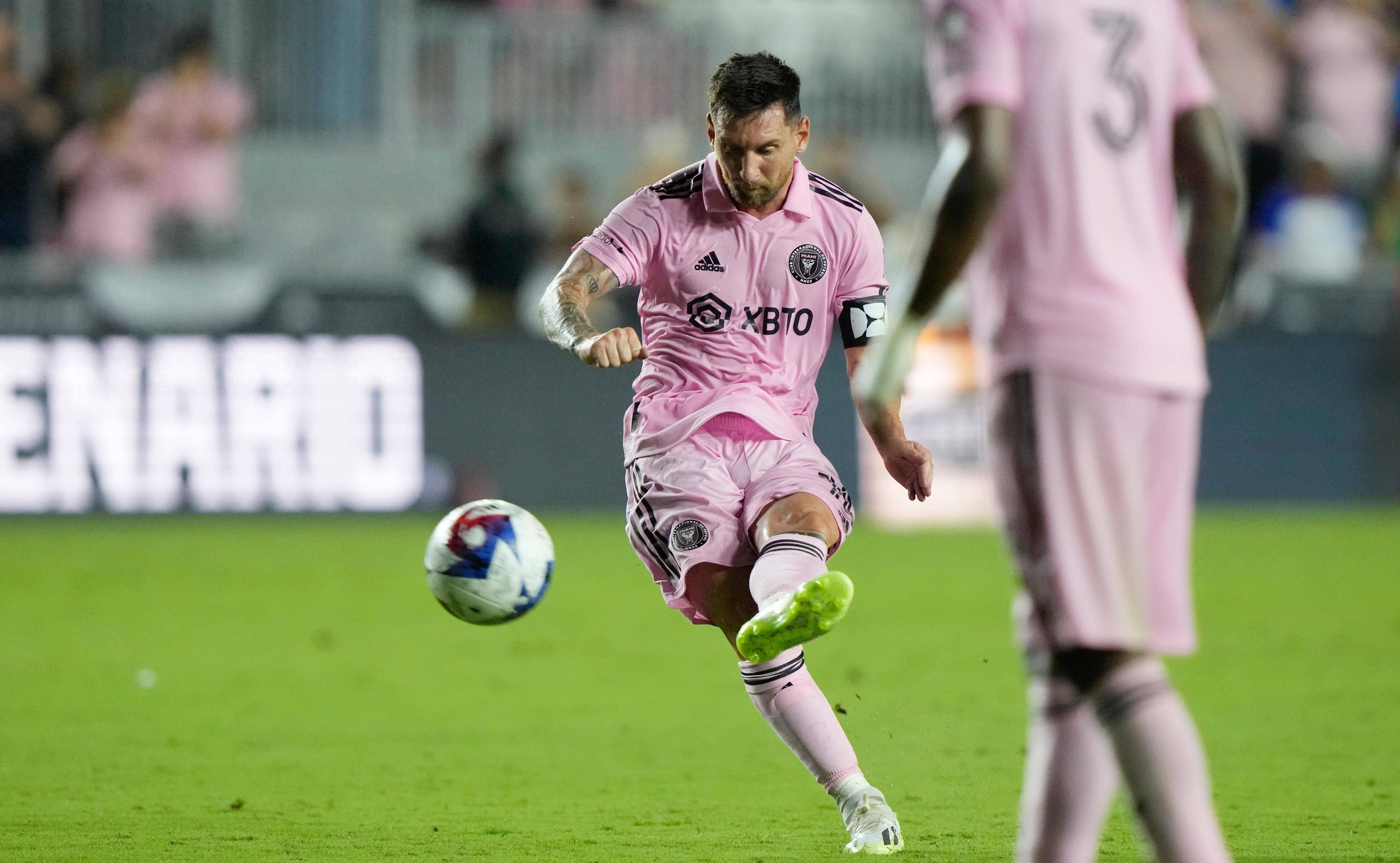 运动员们在足球场上发挥出色，技艺纷呈