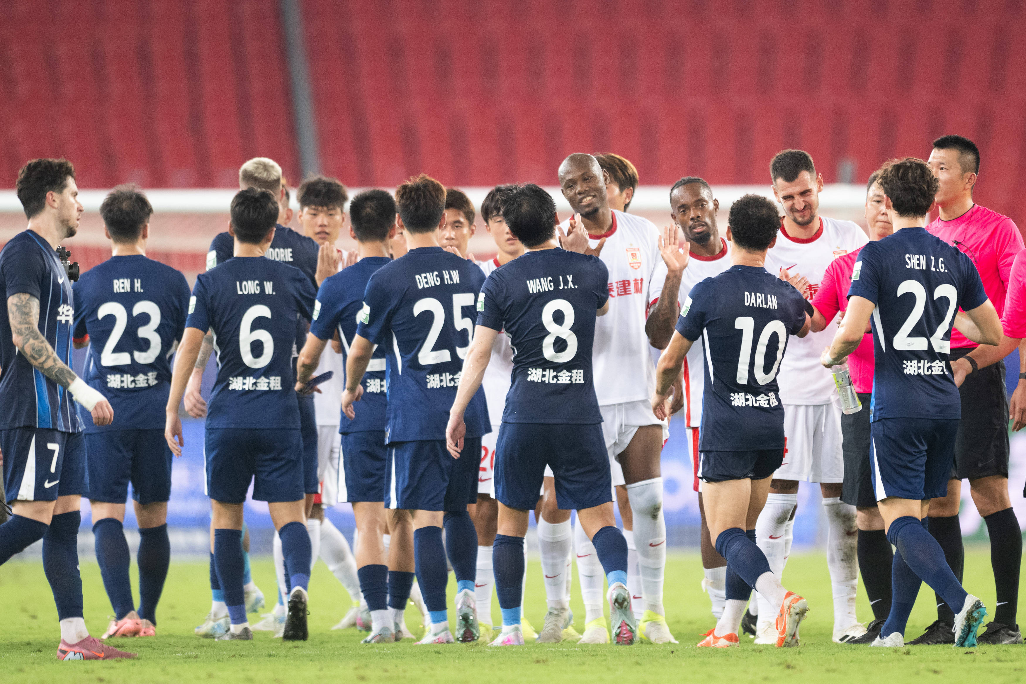 爱游戏app下载-足球职业联赛总冠军由某队夺得，创下佳绩的简单介绍