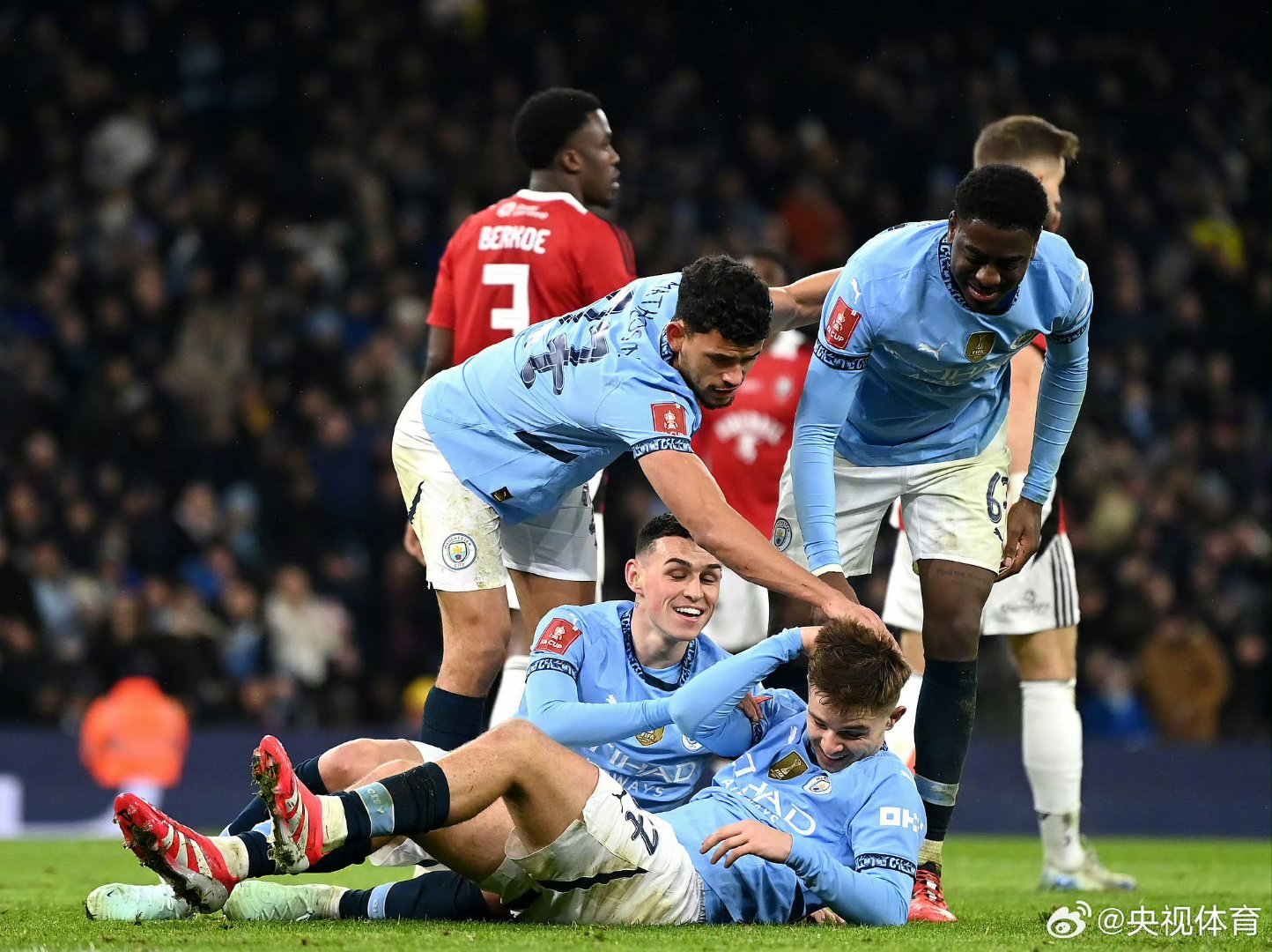 爱游戏在线登录-曼城横扫对手，成功晋级欧冠半决赛